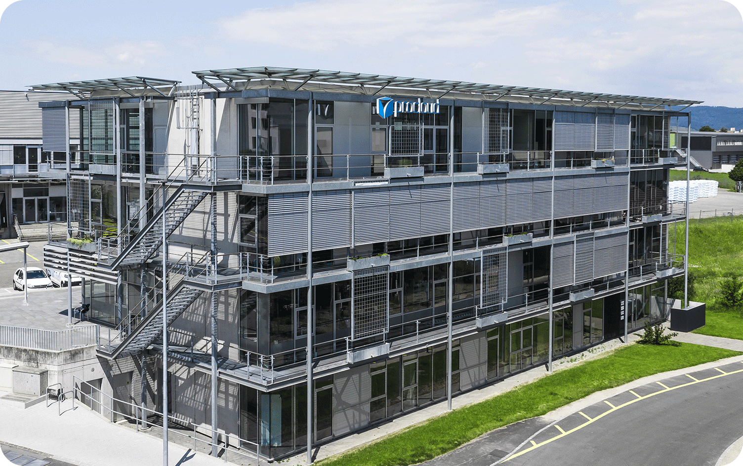 Die Artwin-Büroräume befinden sich im Untergeschoss des Gebäudes, in dem unter anderem auch die ProCloud AG und die physiowest GmbH untergebracht sind.